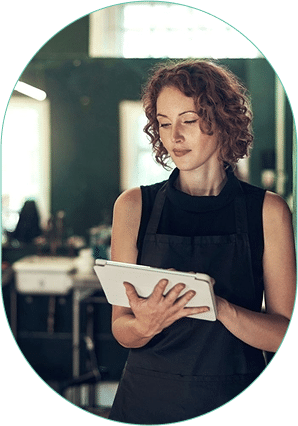 femme prenant des notes sur une tablette tactile