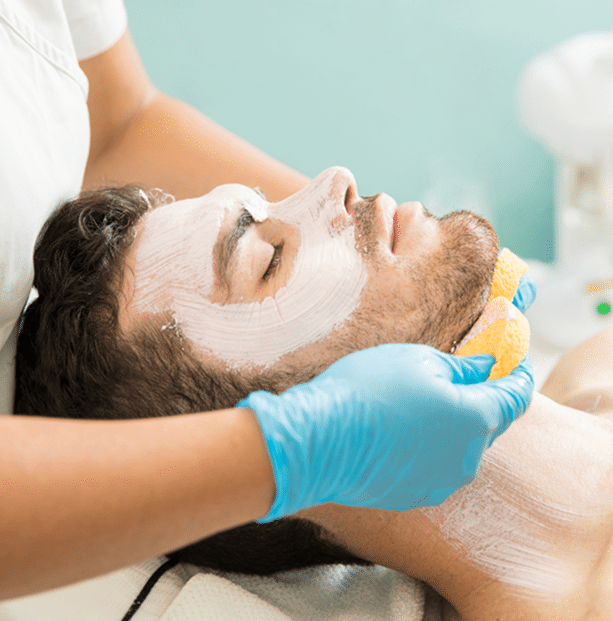 homme se faisant laver le visage