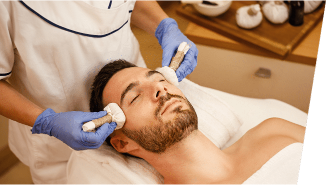 homme se faisant masser les tempes